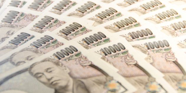 10,000 yen bills.
