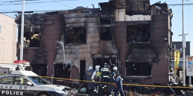 火災で11人が死亡した自立支援関連施設「そしあるハイム」＝2日午前、札幌市東区 