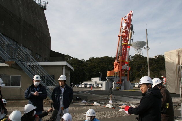 記者団の前でコメントするJAXAの羽生宏人准教授(中央)