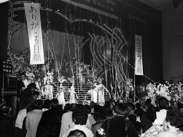 日本劇場最終公演のフィナーレで客席は総立ちになり、出演者と一緒に別れを惜しんだ（東京・千代田区有楽町） 撮影日：1981年02月15日