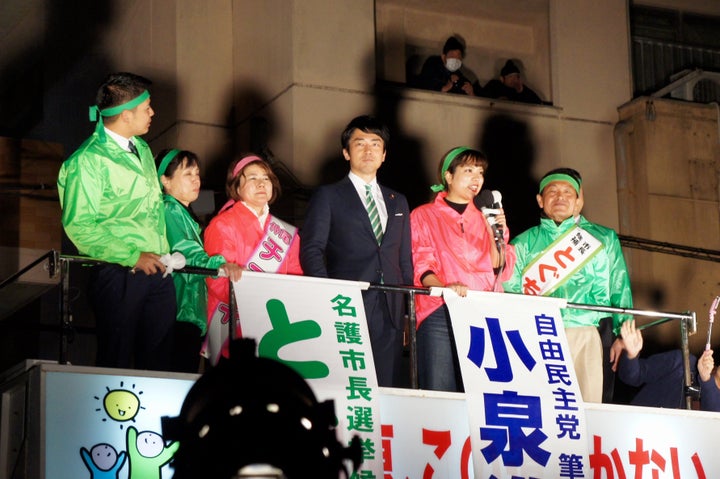 投開票日前の最後の応援で、渡具知武豊氏（右から1人目）の街頭演説に駆けつけた小泉進次郎氏（中央）＝2月3日午後7時ごろ、名護市役所前