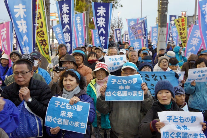 稲嶺氏の演説に聞き入る市民ら＝2月3日午後6時ごろ、名護市