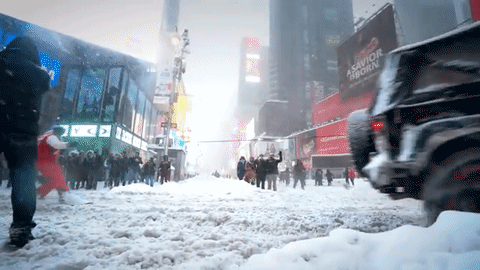 大雪のニューヨークをスノーボードで滑り抜けたら...(動画)