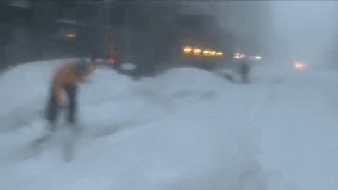 大雪のニューヨークをスノーボードで滑り抜けたら...(動画)