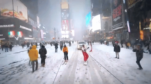大雪のニューヨークをスノーボードで滑り抜けたら...(動画)
