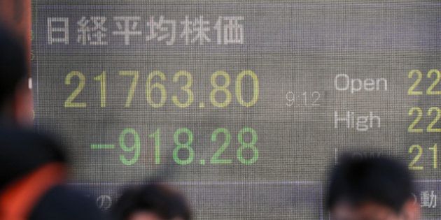 米国株価の急落を受けて、日経平均株価も大幅に値下がりした＝６日午前９時１２分、東京都中央区、池田良撮影