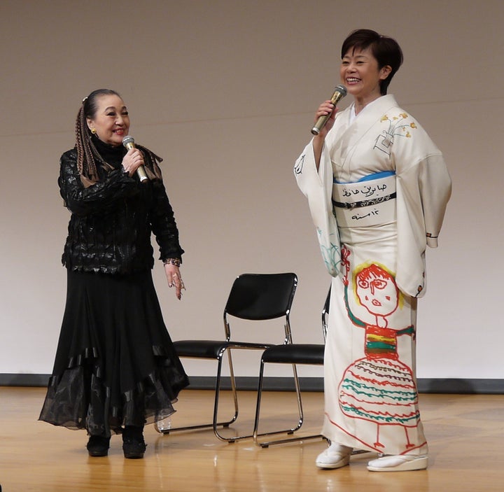 サブリーンの絵を着物にした神野美伽さんと湯川れい子さん