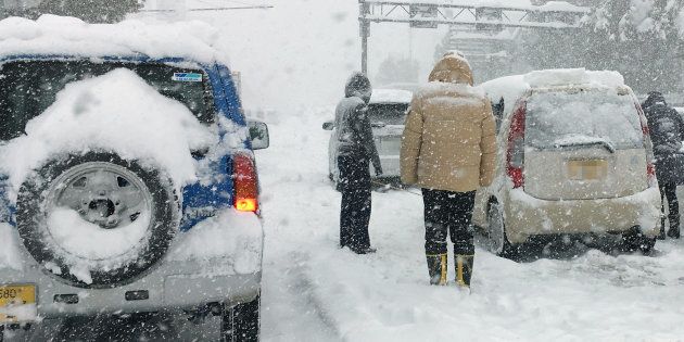 大雪で動けなくなった乗用車とドライバーら＝６日午前、福井市内の国道８号 ※車のナンバーにモザイクをかけてあります 撮影日：2018年02月06日