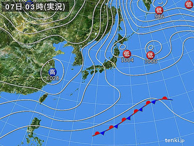 7日も本州付近に強い寒気が居座ります。低気圧が北海道の東へ進み、日本付近は冬型の気圧配置が強まる見込みです。北陸を中心に大雪に厳重に警戒してください。北陸では記録的な大雪になっている所もあり、交通機関の乱れに警戒が必要です。