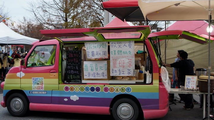 無料の焼きそばなどを提供するフードトラック＝2月9日午後5時ごろ、花蓮市