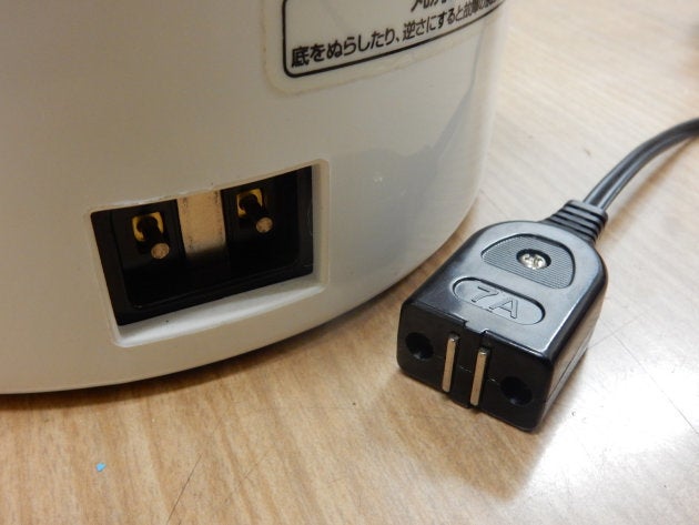 パソコンの電源供給口。ポットのマグネット式コンセントがそのまま転用されている