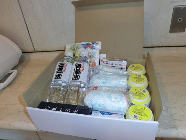 防災マザーズバッグに収容する防災ボックス。備蓄水やミルク、おむつなどを入れておく