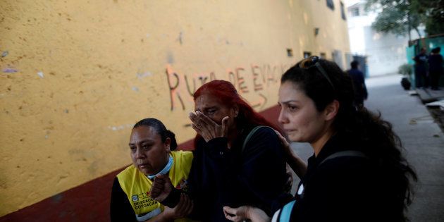 地震後の人々（メキシコシティ＝2018年2月16日）
