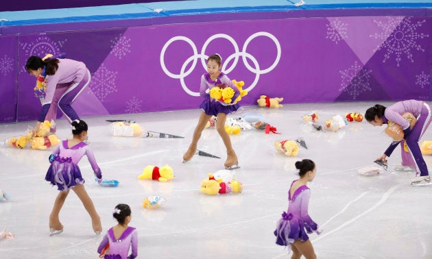 リンクに投げ込まれた大量のプーさん 全部持って帰るの 羽生結弦の答えが王子様すぎる ハフポスト