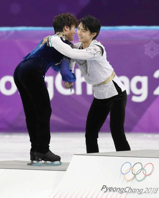 羽生結弦が宇野昌磨の頭を“よしよし” 金・銀メダリストの仲睦まじ