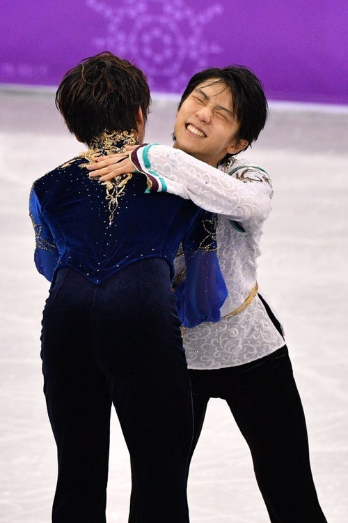 羽生結弦が宇野昌磨の頭を“よしよし” 金・銀メダリストの仲睦まじ