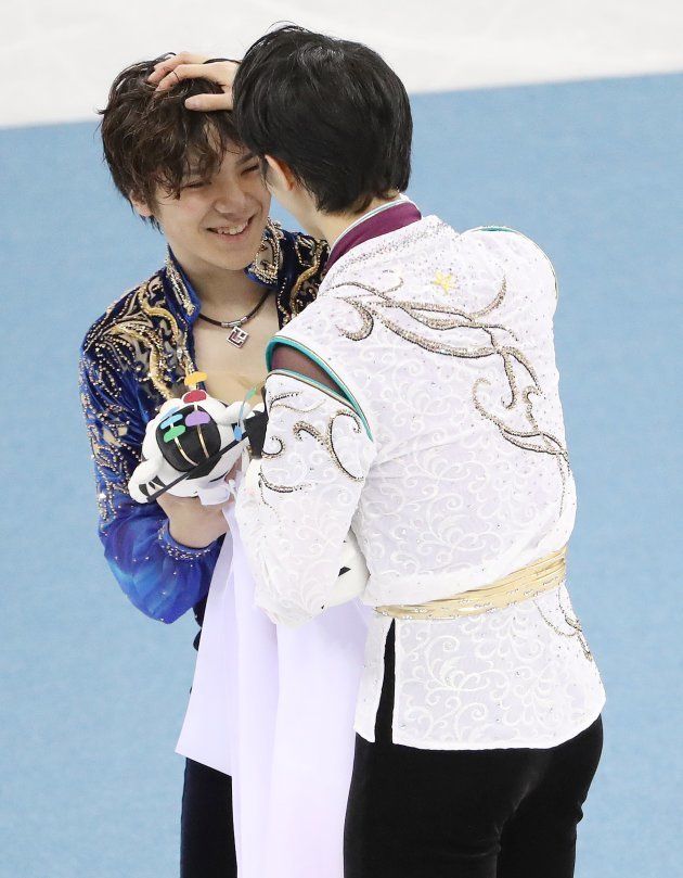 羽生結弦が宇野昌磨の頭を よしよし 金 銀メダリストの仲睦まじすぎるハグがたまらない 画像 ハフポスト