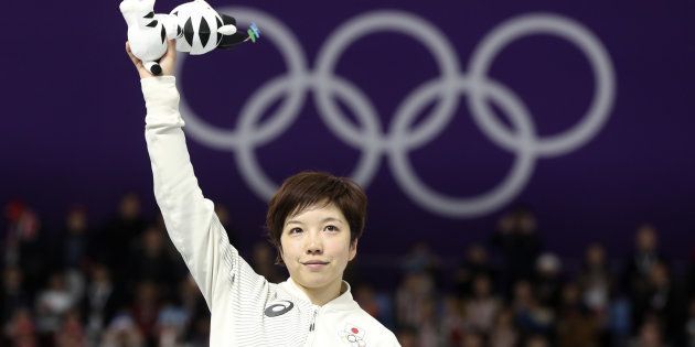 スピードスケート女子500メートルで優勝して、平昌オリンピックのマスコットを掲げる小平奈緒。
