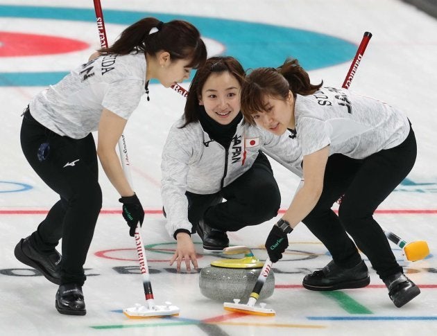 カーリング女子1次リーグ・ロシアからの五輪選手（OAR）対日本。第9エンド、ストーンを投じる藤沢五月選手（中央）。右は鈴木夕湖選手、左は吉田夕梨花選手＝2月17日、韓国・江陵