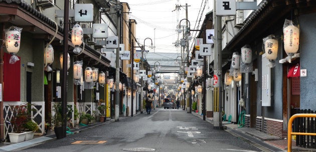 飛田新地に並ぶ料亭＝大阪市西成区（飛田新地料理組合の許可を得て撮影しています。画像の一部を加工しています）