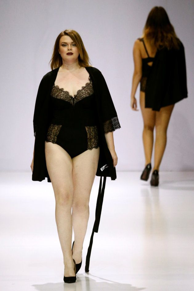 モスクワのファッションウィークで登場したプラスサイズのモデル＝2016年10月、モスクワ
