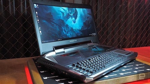 Razer、世界初の電動トリプルディスプレイノートを公開 4K×3画面構成に