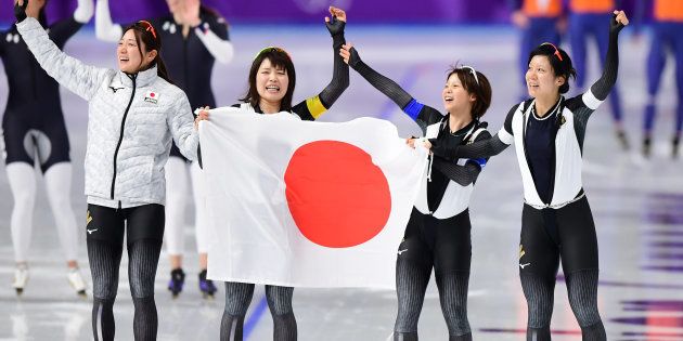 優勝を喜ぶスピードスケートの女子団体パシュートの日本チーム