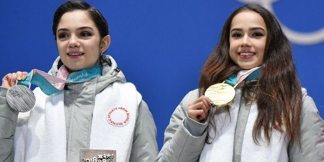 フィギュアスケート女子シングルで金メダルに輝いたザギトワ選手（右）と銀メダルのメドベージェワ選手