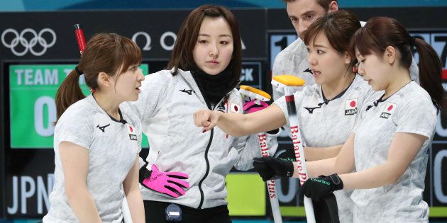 カーリング女子の準決勝で韓国と対戦する日本の選手ら＝2月23日、韓国・江陵