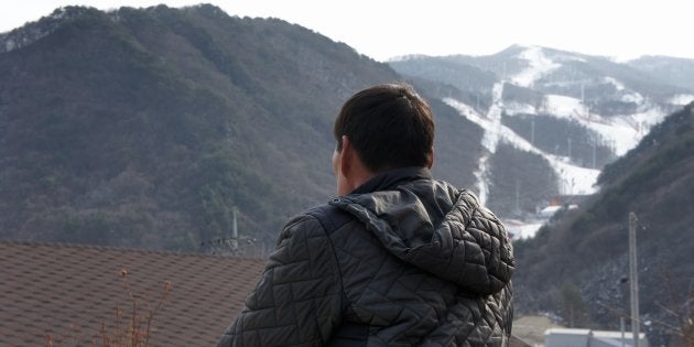 アルペン競技場整備で失われたふるさとについて話す住民＝2018年2月18日、韓国・チョンソン郡