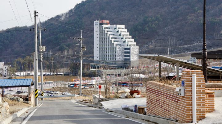 新しいスガム集落から見たホテル＝2018年2月19日、韓国・チョンソン郡