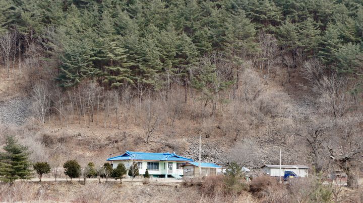 スガム集落周辺に残る、オリンピック開発の影響を受けなかった住宅＝2018年2月18日、韓国・チョンソン郡