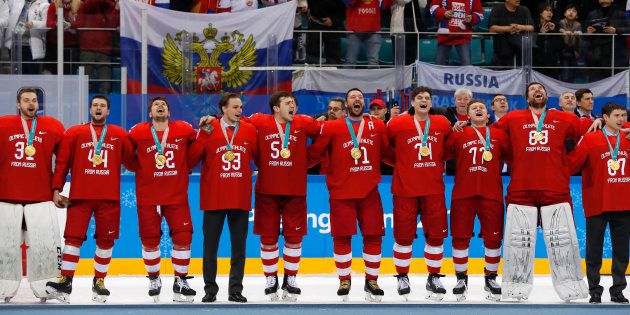 メダル授与式で自国の国歌を歌うロシア人のアイスホッケー選手ら＝2月25日