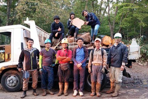 ●木の伐採・搬出に携わった人たちと自由学園の生徒たちで、仲良く記念撮影