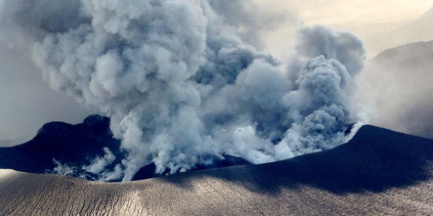 噴火口も数カ所に増え、盛んに噴煙をあげる新燃岳の火口＝６日午後１時４８分、宮崎・鹿児島県境、 朝日新聞社ヘリから、堀英治撮影