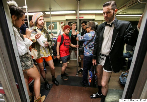 ノーパンツデー 世界中で不思議な人々が目撃される 画像 ハフポスト ノーパンツデー 世界中で不思議な人々が目撃される 画像 ハフポスト
