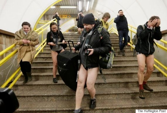 ノーパンツデー 世界中で不思議な人々が目撃される 画像 ハフポスト ノーパンツデー 世界中で不思議な人々が目撃される 画像 ハフポスト