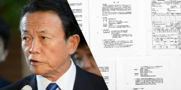 2017年8月29日の麻生太郎・財務相/2017年2月に国有地をめぐる問題が発覚後、財務省が国会議員らに開示した決済文書のコピー。