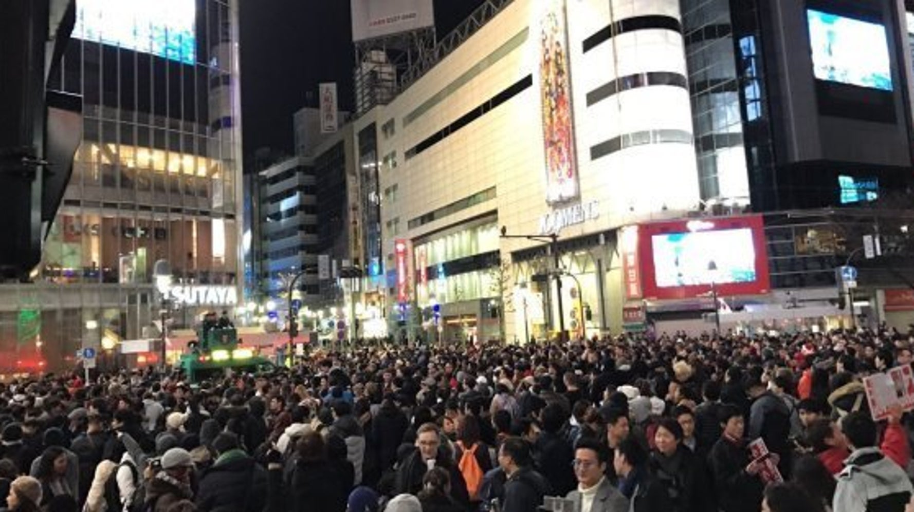 渋谷駅前で年越しカウントダウン 初の歩行者天国が大賑わい 動画 画像 ハフポスト News