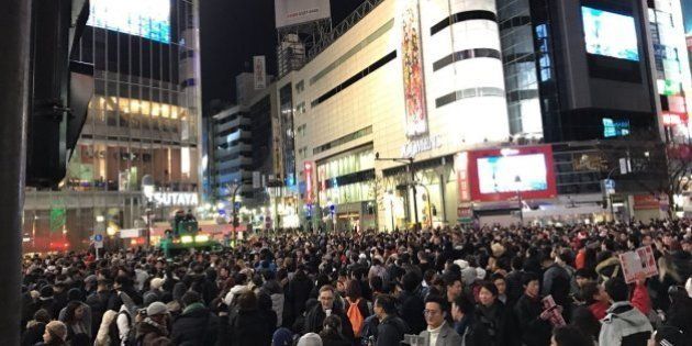 渋谷駅前で年越しカウントダウン 初の歩行者天国が大賑わい 動画 画像 ハフポスト