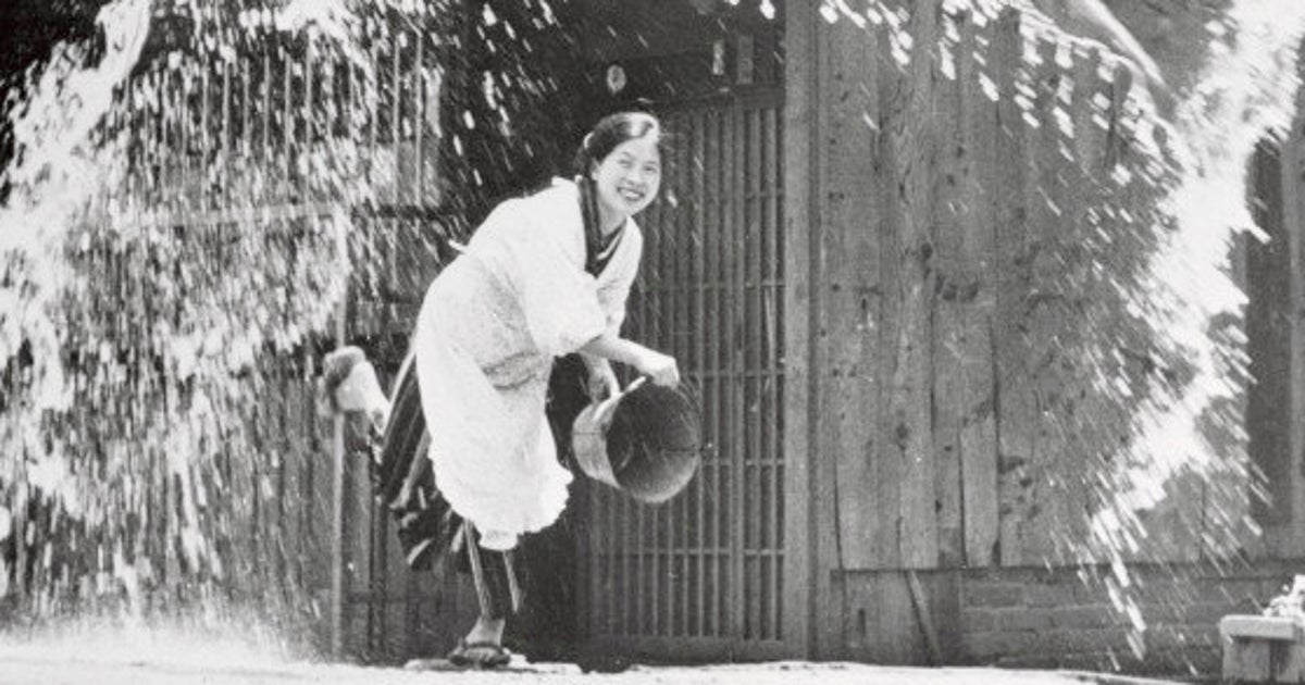 打ち水する女性 勢いあふれる白黒写真 撮影者不明とされていたが 実は ハフポスト