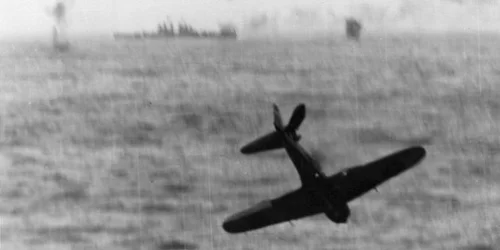 神風特攻隊が初戦果 米空母「セント・ロー」撃沈から72年（画像集