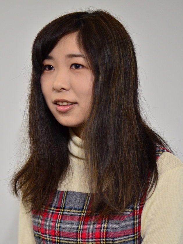 「亜美」さんのメークを落とした後、取材に臨む女性