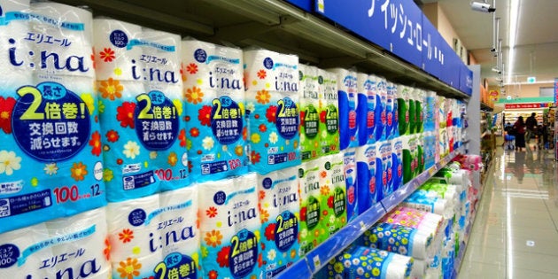 キリン堂枚方大峰店の売り場。長尺の売り場が増えた=大阪府枚方市