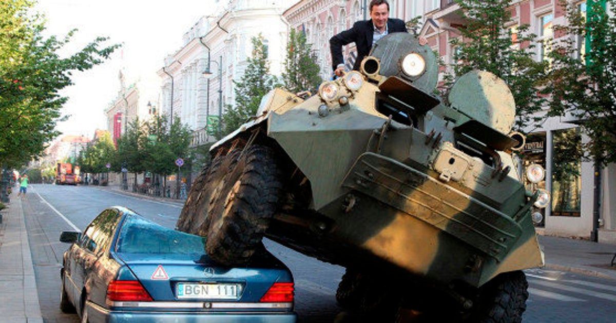 違法駐車のベンツを装甲車で破壊 リトアニアの市長のパフォーマンスがヤバい 動画 ハフポスト