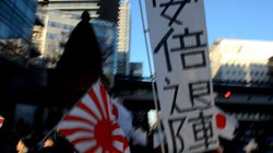 慰安婦問題の日韓合意に反対するヘイトスピーチの団体「安倍退陣」掲げ銀座でデモ