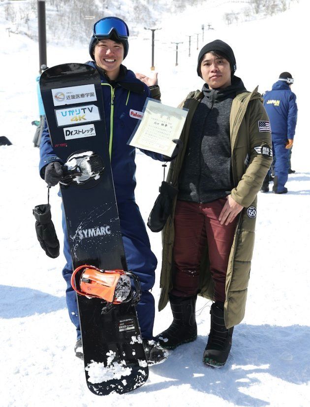 障がい者スノーボード大会後、笑顔で撮影に応じる成田緑夢さんと童夢さん＝2018年2月18日、長野県小谷村