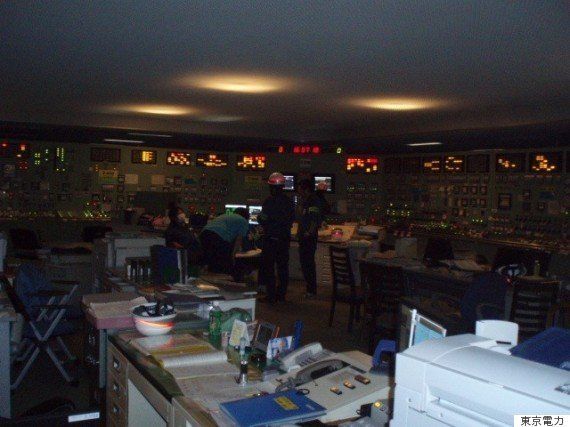 交流電源を失い電気が消えた福島第一原発・5号機の中央制御室（2011年3月11日