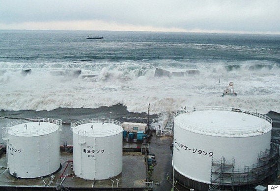 福島第一原発に襲いかかる津波（2011年3月11日撮影 東京電力）