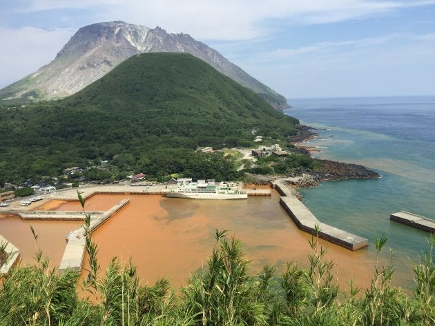 港の海水が茶色に染まった薩摩硫黄島